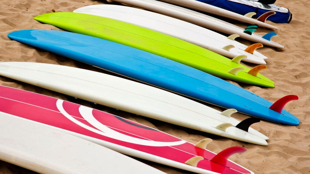 Estampas de pranchas de surfe influenciam a moda
