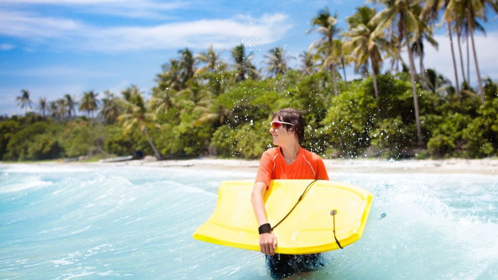 Moda surfe conquista as ruas com estilo e funcionalidade