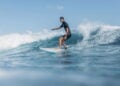 Surfe melhora postura e fortalece o corpo naturalmente
