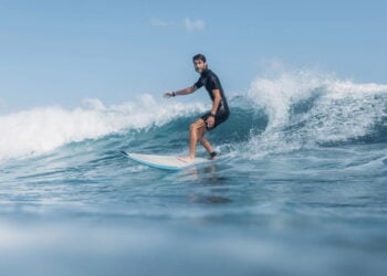 Surfe melhora postura e fortalece o corpo naturalmente
