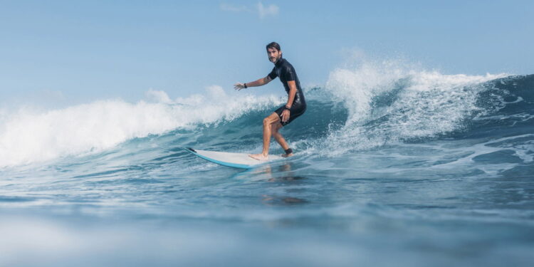 Surfe melhora postura e fortalece o corpo naturalmente