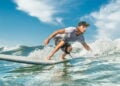 Surfe melhora a saúde com vitamina D e bem-estar emocional