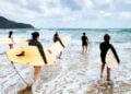 Surfe terapêutico alivia ansiedade com estímulos sensoriais do mar