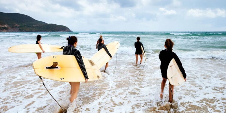 Surfe terapêutico alivia ansiedade com estímulos sensoriais do mar