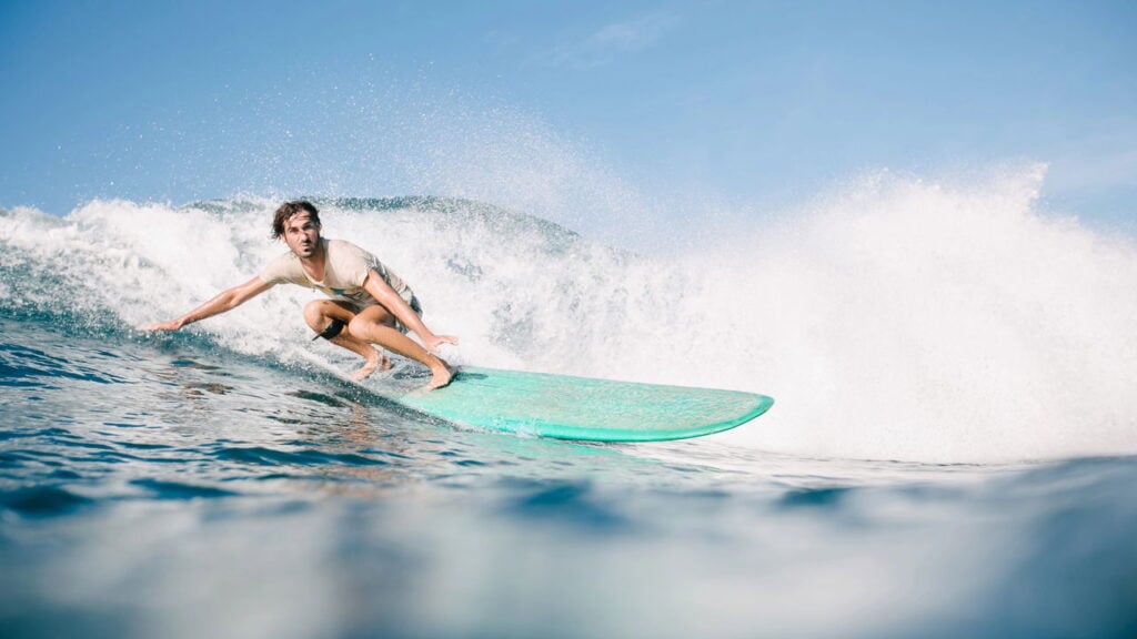 Surfe terapêutico alivia ansiedade com estímulos sensoriais do mar
