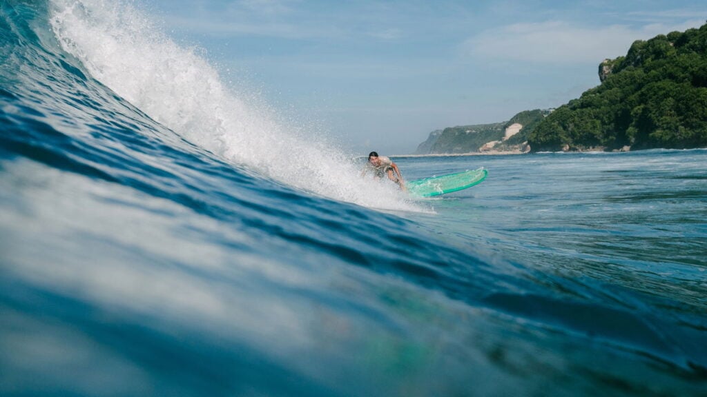 Surfe terapêutico ajuda a controlar a labirintite com equilíbrio