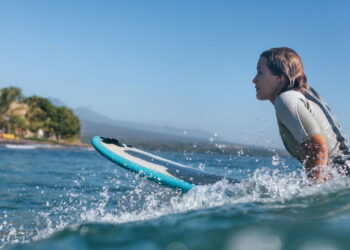 Surfwear premium une luxo discreto, tecnologia e sustentabilidade nas ondas
