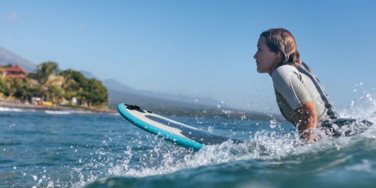 Surfwear premium une luxo discreto, tecnologia e sustentabilidade nas ondas