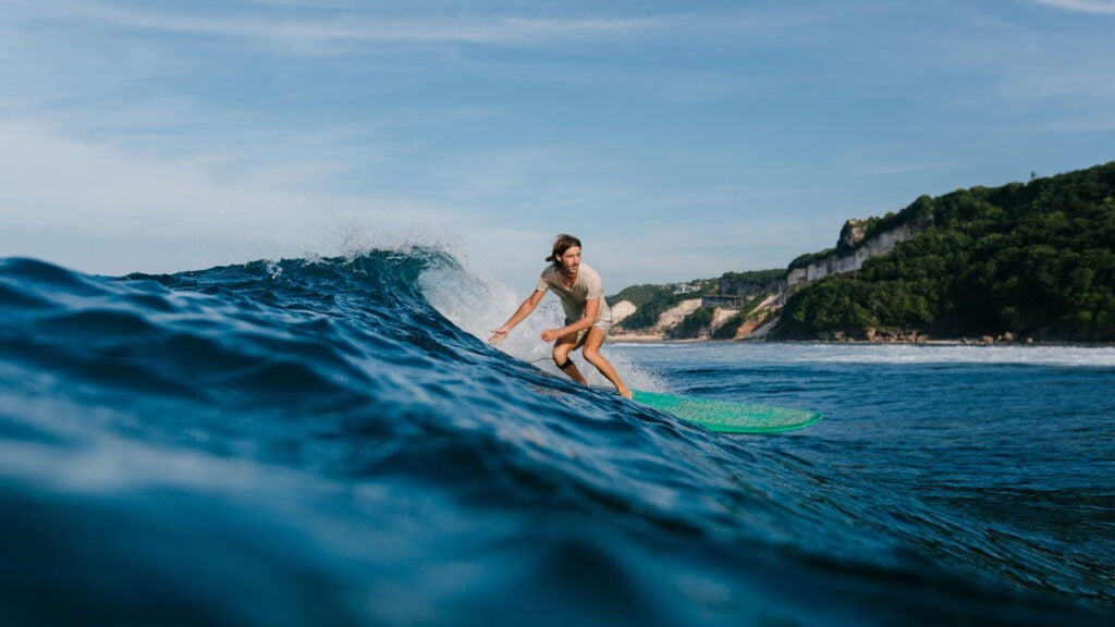 Cuidados essenciais para cabelos descoloridos na rotina dos surfistas