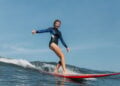Cuidados essenciais para cabelos descoloridos na rotina dos surfistas
