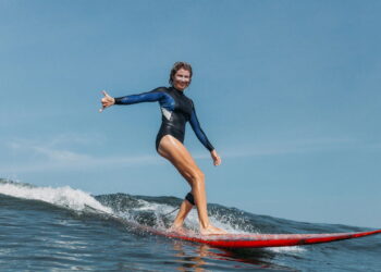 Cuidados essenciais para cabelos descoloridos na rotina dos surfistas