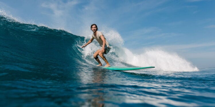 Surfe alivia estresse e ansiedade com conexão à natureza