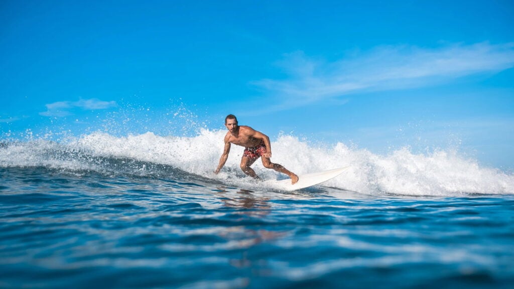 Surfe fortalece o corpo e promove consciência ambiental