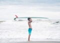 Como a moda sem gênero está mudando o surfe para sempre