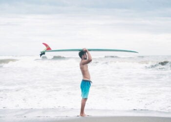 Como a moda sem gênero está mudando o surfe para sempre