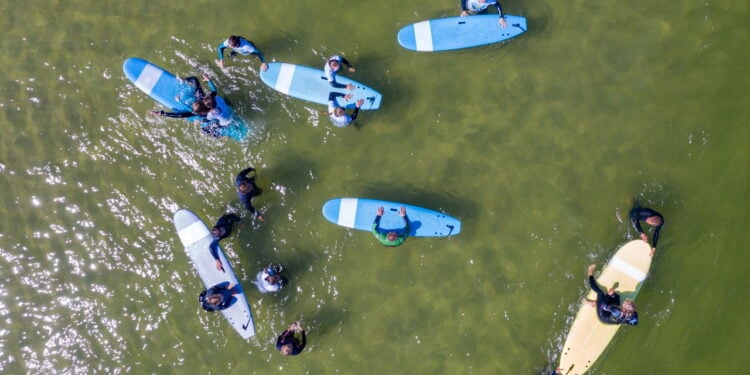 Surfe alivia ansiedade e stress na vida urbana