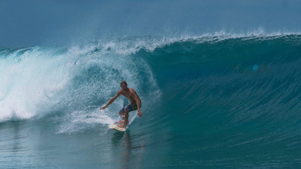 Surfe melhora equilíbrio, força e consciência corporal