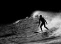 Surfe melhora equilíbrio, força e consciência corporal