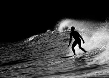 Surfe melhora equilíbrio, força e consciência corporal