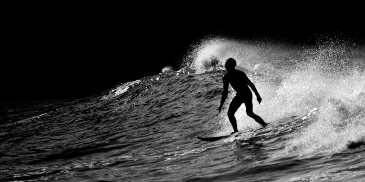 Surfe melhora equilíbrio, força e consciência corporal