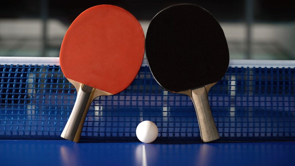 Mesa comum vira "estádio" de ping pong com estes truques simples