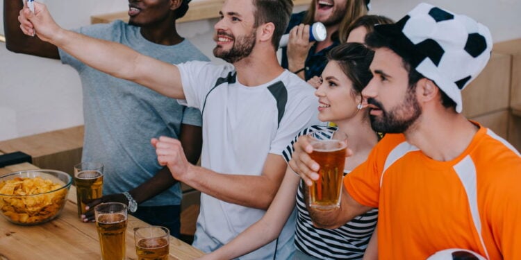 Como a cultura local molda a moda das torcidas de futebol