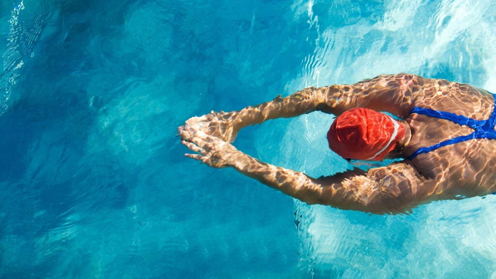 Silicone, látex ou tecido? Veja qual touca usar na piscina