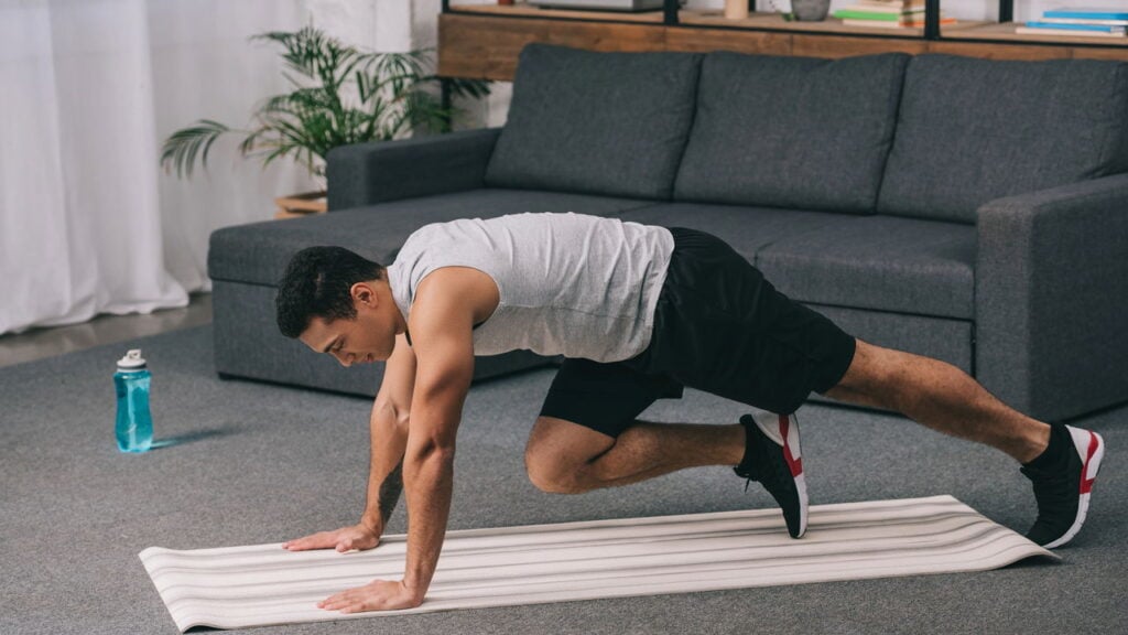 Treino funcional pode ser feito em casa sem equipamentos