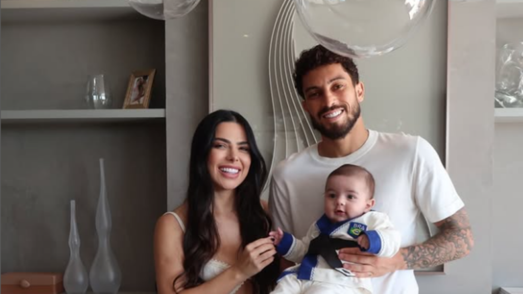 Vitória Telles abandona sucesso musical por Alex Telles