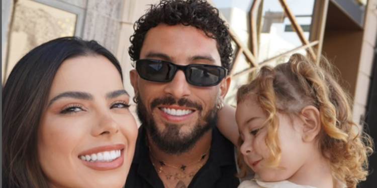 Vitória Telles abandona sucesso musical por Alex Telles