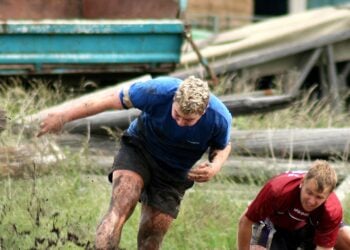 Esporte mais sujo do planeta exige força excepcional e garante diversão extrema