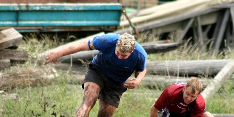 Esporte mais sujo do planeta exige força excepcional e garante diversão extrema
