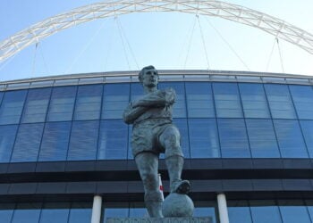 Lenda da Inglaterra ficou sem dinheiro após uma decisão ruim custar-lhe os ganhos de toda a carreira