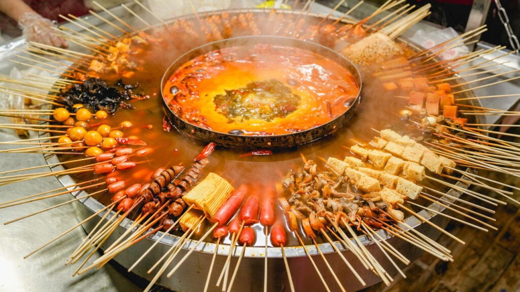 Onde saborear a culinária local e relaxar nos cafés de Chengdu
