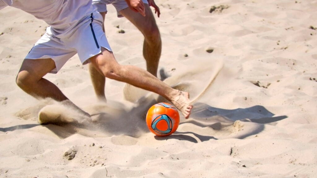 Quatro esportes de praia que queimam calorias enquanto você se diverte com os amigos