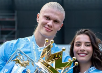Namorada de Haaland que joga futebol profissional virou mãe aos 21 anos