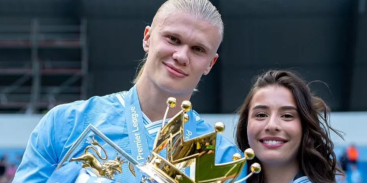 Namorada de Haaland que joga futebol profissional virou mãe aos 21 anos