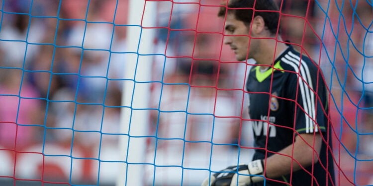 Conheça o goleiro mais jovem a conquistar a Champions League e sua trajetória inspiradora!