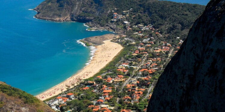 Essa cidade brasileira bateu o recorde de maior onda surfada no país