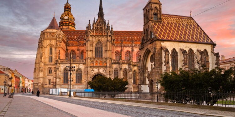 Cidade eslovaca tem maior igreja do país e catedral gótica mais oriental da Europa