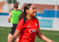 Com apenas 20 anos, essa jovem se tornou a jogadora mais cara do futebol internacional
