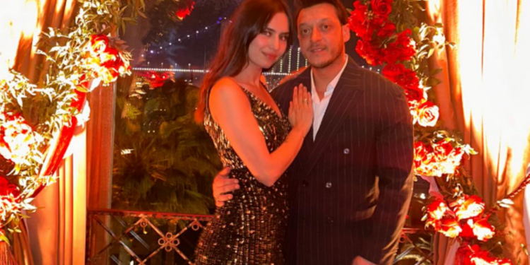 Esposa de Özil fala 4 idiomas e construiu um império nas redes sociais
