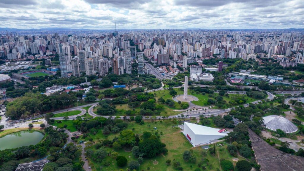 Cinco razões para aderir ao pilates ao ar livre em sua cidade