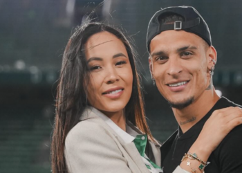 Mulher de Anthony Santos prova que amor adolescente pode atravessar décadas