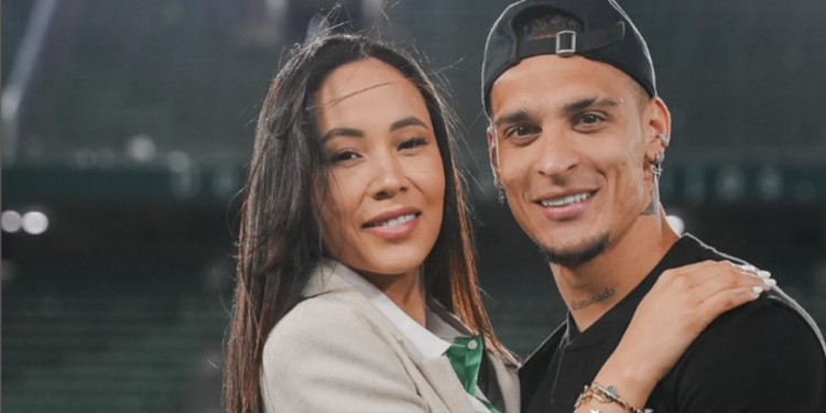 Mulher de Anthony Santos prova que amor adolescente pode atravessar décadas