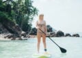 Por que remar em pé pode transformar seu corpo e sua mente