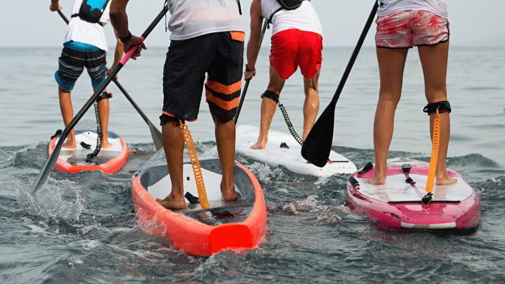 Por que remar em pé pode transformar seu corpo e sua mente