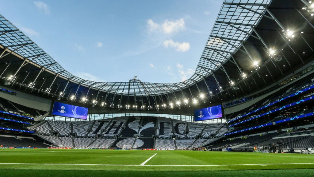 Tottenham e Stray Kids lançam camisa que une futebol e K-pop