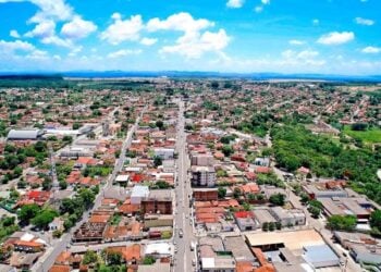 Este destino em Goiás combina rapel em cachoeira com visitas a aldeias indígenas