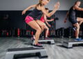 Treino aeróbico que queima até 500 calorias usando só uma placa pequena